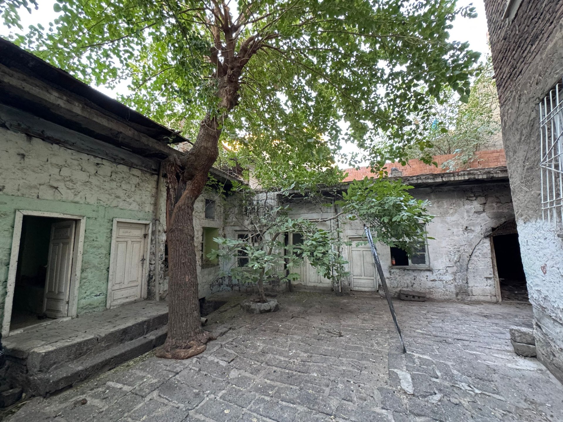 ULU CAMİ YANINDA SATILIK Z+3 KATLI BİNA TAMAMI SATILIK