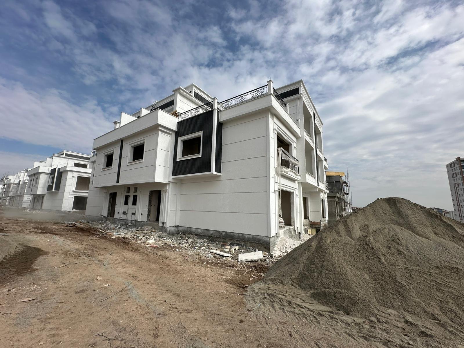 LÜKS VE KONFORUN YENİ ADRESİ YENİ ŞEHİR HASTANESİ YANI SATILIK AY YAPI KALİTESİYLE FOURLEKS VİLLA