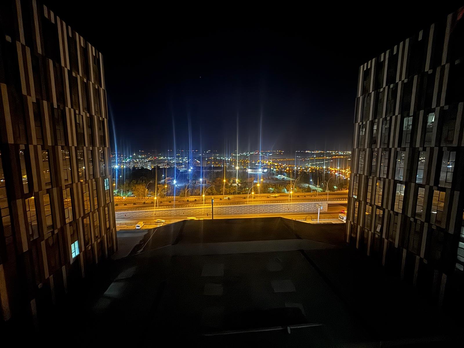 CEYSA PLAZADA EN GÜZEL KAT VE EN GÜZEL CEPHEDE TAŞINMAYA HAZIR BÜRO