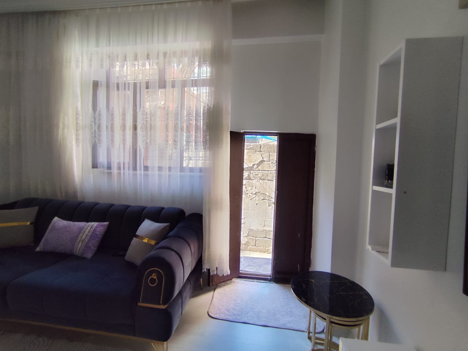 BAĞLAR İSKAN EVLERİNDE SATILIK İÇİ YAPILI GENİŞ FERAH DAİRE