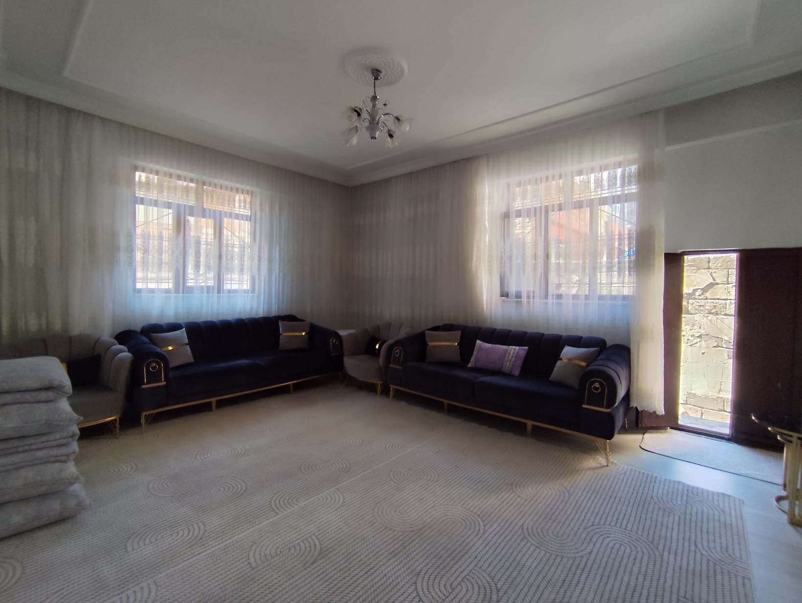 BAĞLAR İSKAN EVLERİNDE SATILIK İÇİ YAPILI GENİŞ FERAH DAİRE