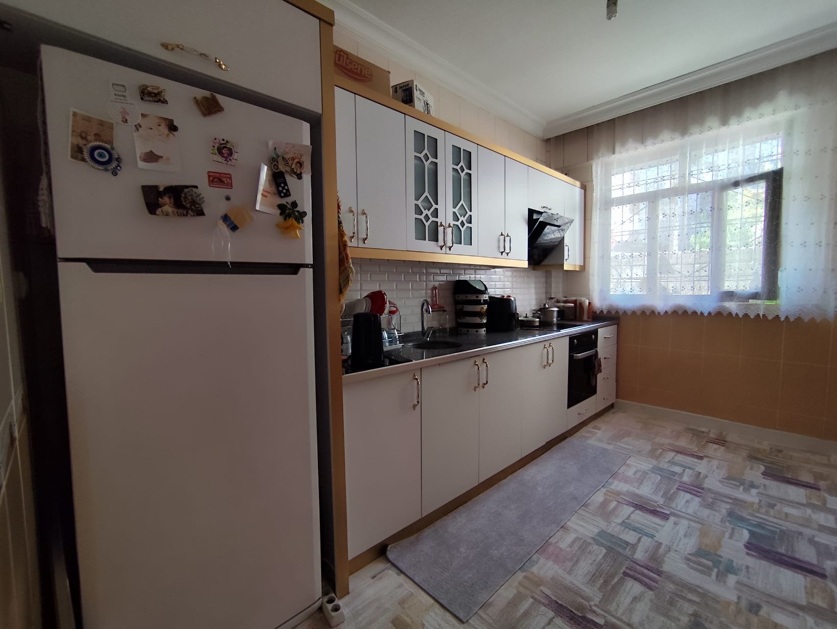 BAĞLAR İSKAN EVLERİNDE SATILIK İÇİ YAPILI GENİŞ FERAH DAİRE