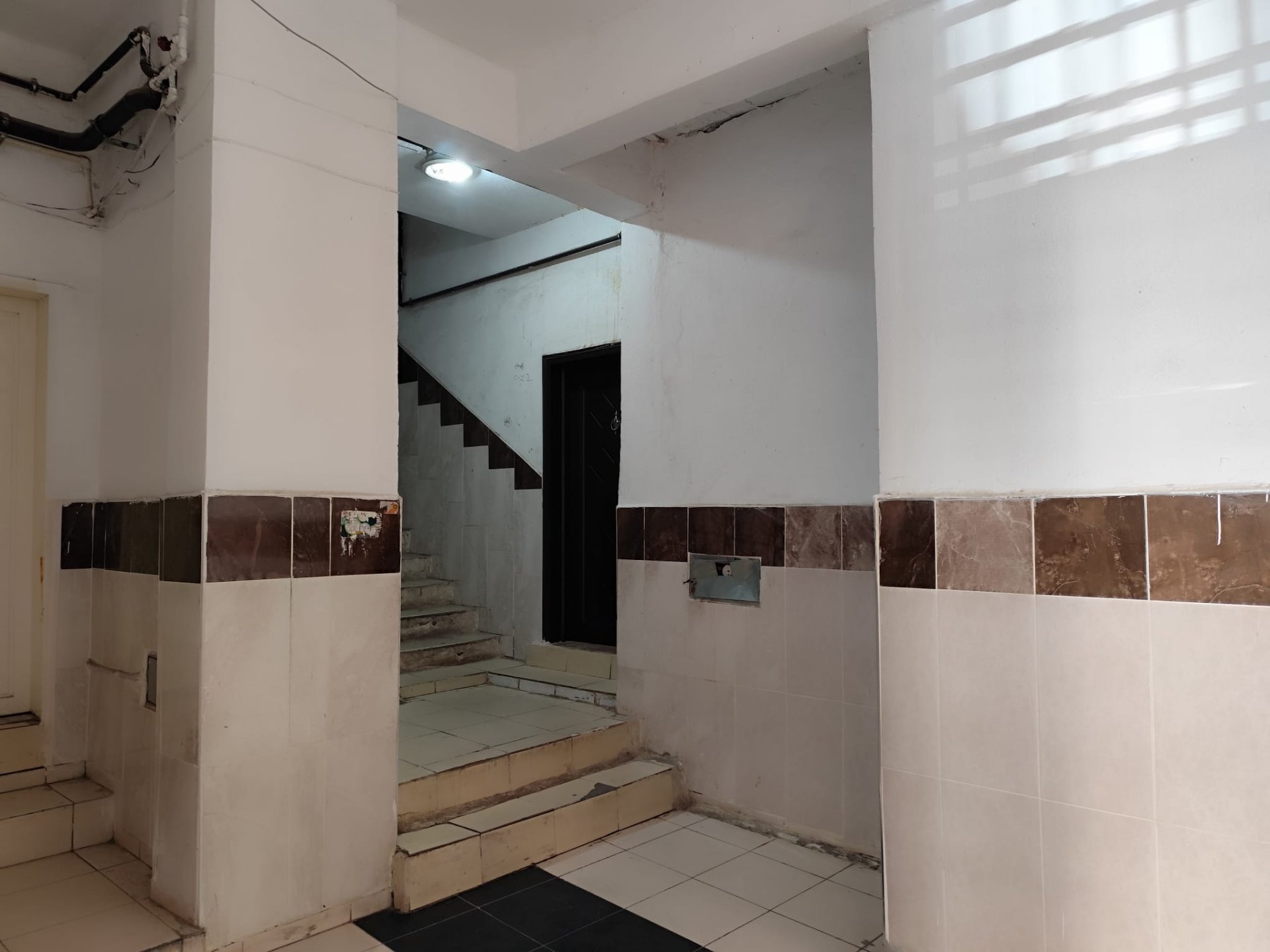 BAĞLAR İSKAN EVLERİNDE SATILIK İÇİ YAPILI GENİŞ FERAH DAİRE