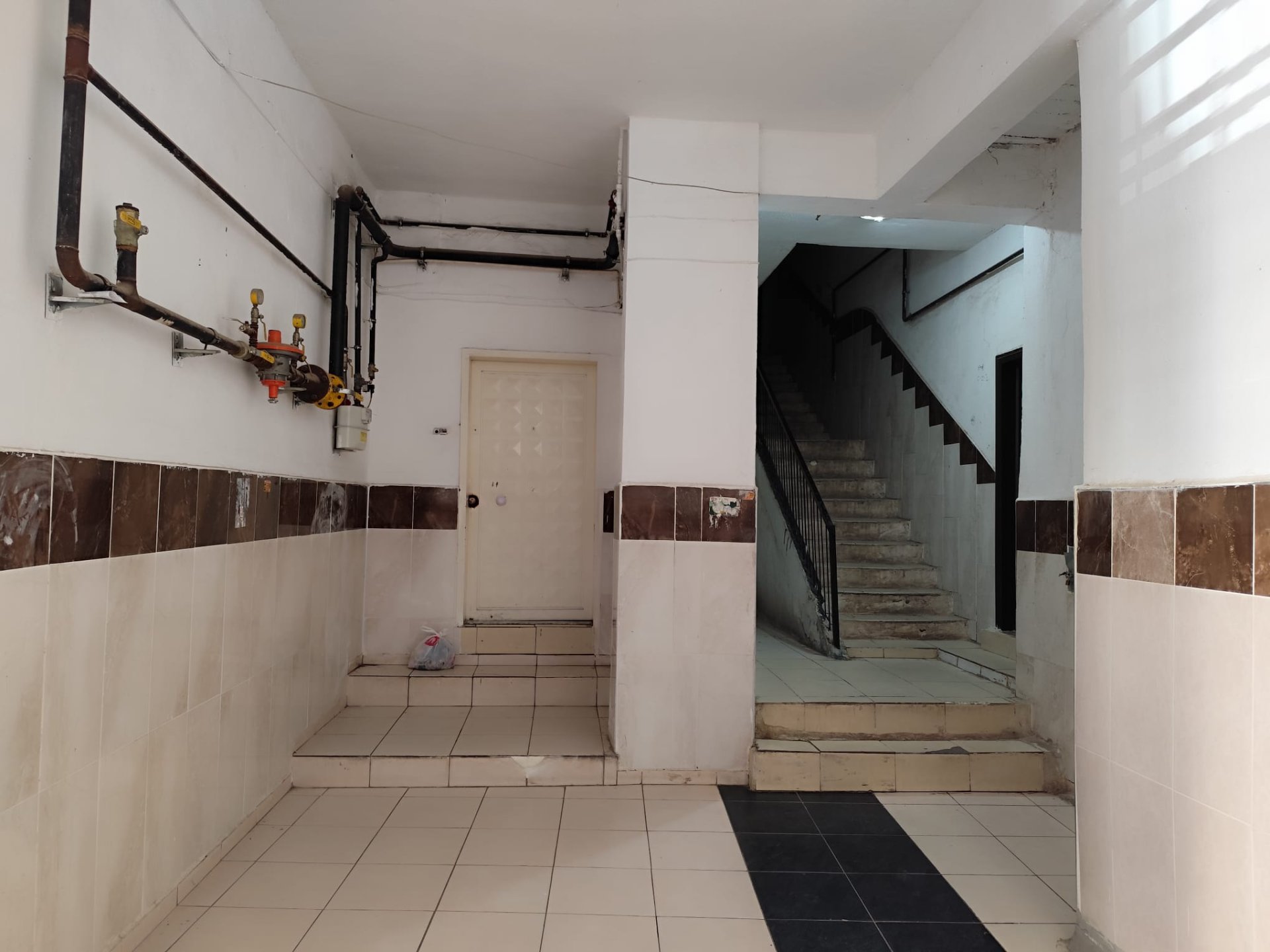 BAĞLAR İSKAN EVLERİNDE SATILIK İÇİ YAPILI GENİŞ FERAH DAİRE