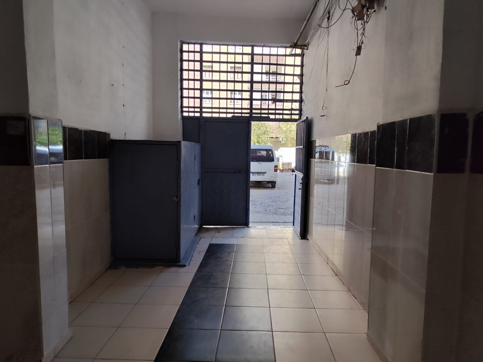 BAĞLAR İSKAN EVLERİNDE SATILIK İÇİ YAPILI GENİŞ FERAH DAİRE