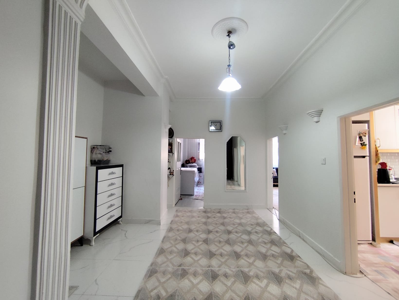 BAĞLAR İSKAN EVLERİNDE SATILIK İÇİ YAPILI GENİŞ FERAH DAİRE