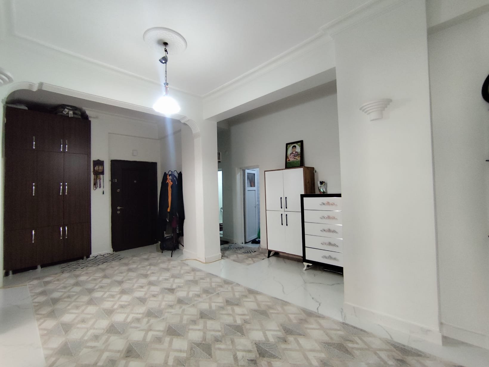 BAĞLAR İSKAN EVLERİNDE SATILIK İÇİ YAPILI GENİŞ FERAH DAİRE