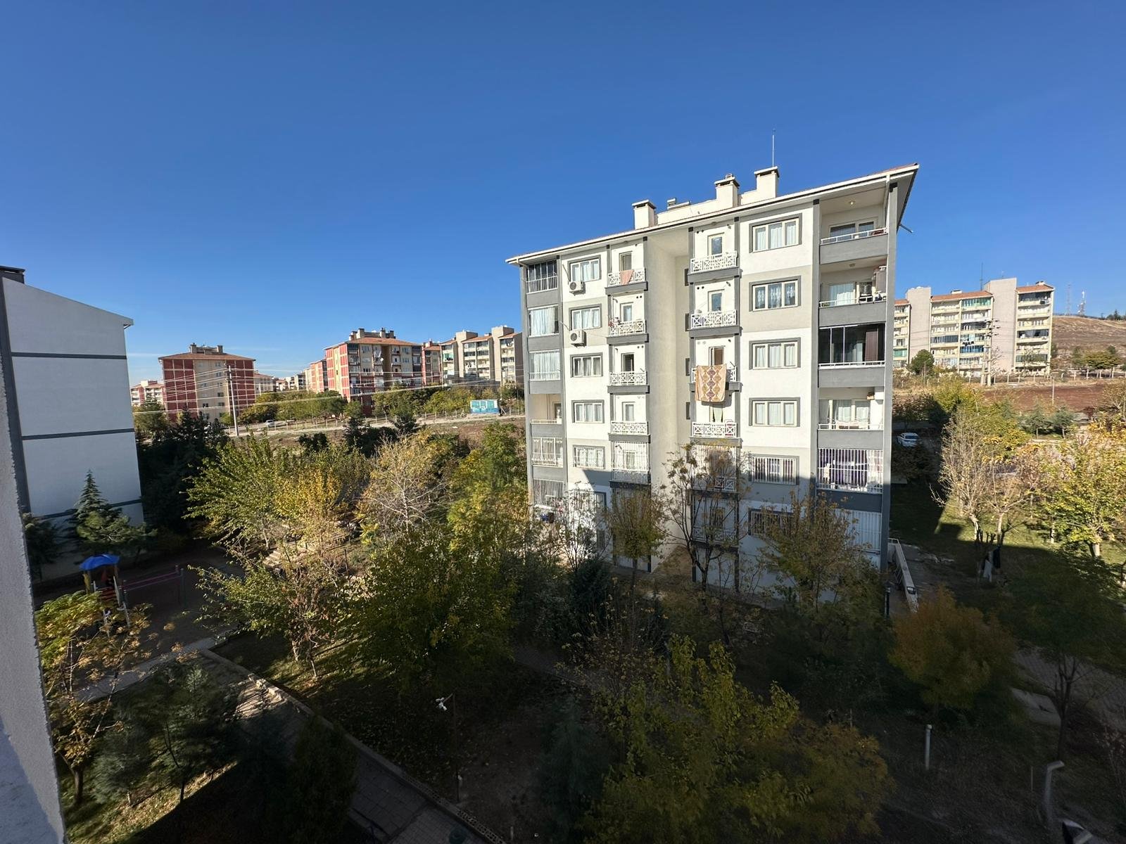 ÇÖLGÜZELİ TOKİDE 2+1 ETRAFI AÇIK EN GÜZEL KONUMDA SATILIK DAİRE