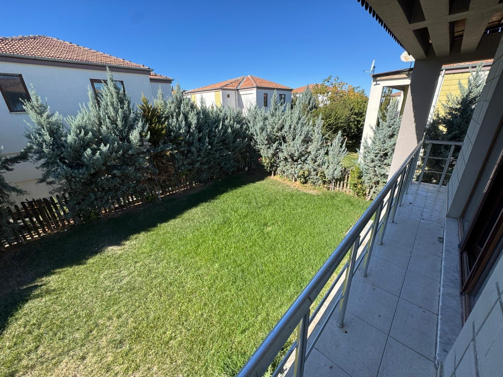 SİLVAN YOLU ÜZERİ GENİŞ PEYZAJ ALANIYLA HAZIR 5+1 VİLLA