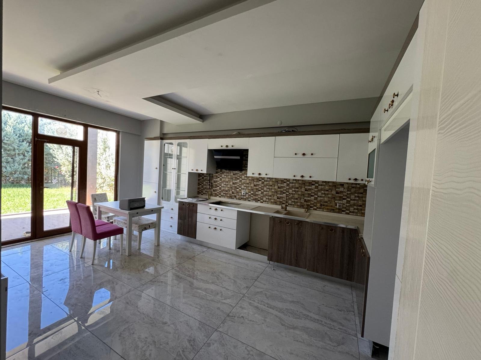 SİLVAN YOLU ÜZERİ GENİŞ PEYZAJ ALANIYLA HAZIR 5+1 VİLLA